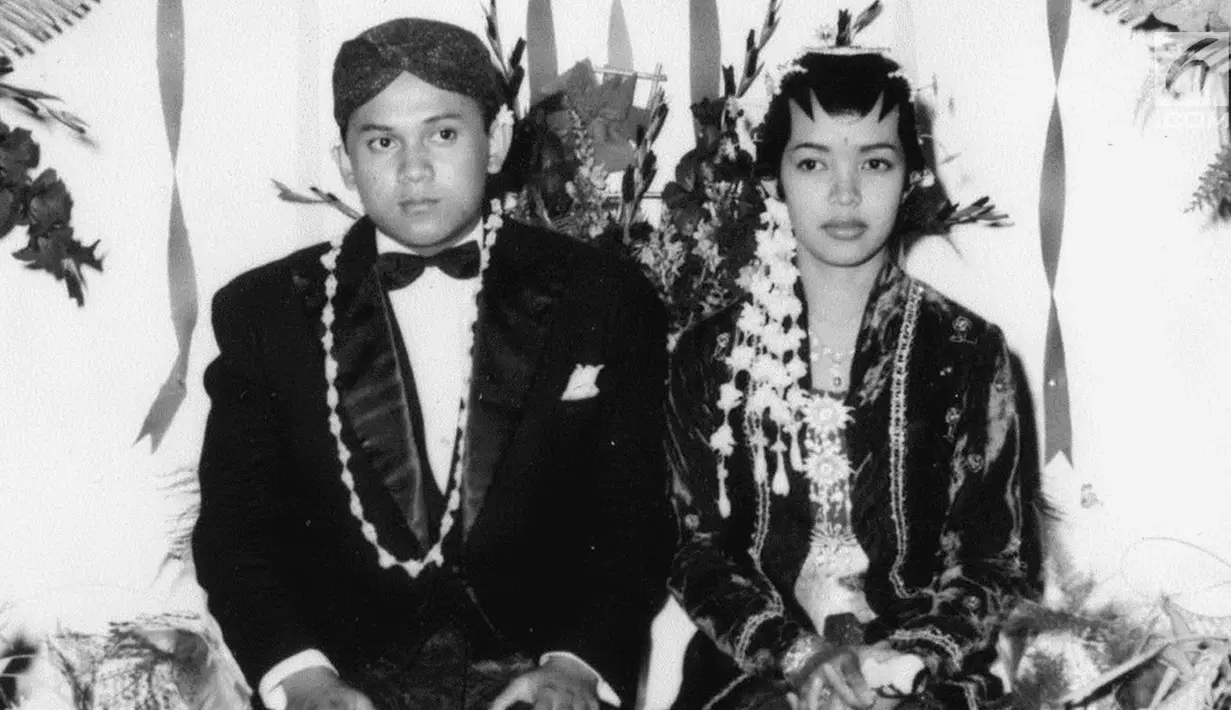 Presiden ke-3 RI BJ Habibie foto bersama istri Hasri Ainun Besari saat pernikahan. BJ Habibie melepas masa lajangnya di usia 26 tahun pada tanggal 12 Mei 1962. (Liputan6.com/The Habibie Center)