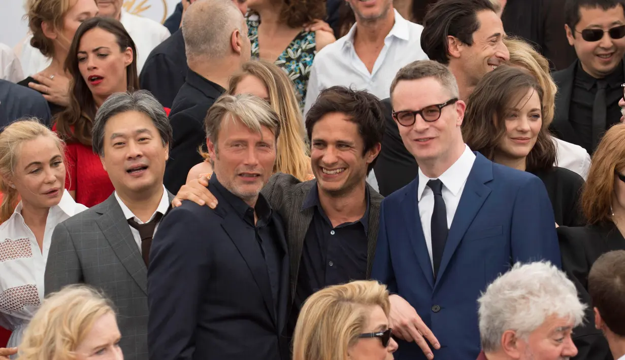 Pemain film dan sutradara berpose saat menghadiri Festival Film Cannes ke-70 di Perancis, Selasa (23/5). Festival Film Cannes menjadi sebuah ajang populer bagi pengusaha film untuk meluncurkan film-film terbarunya. (Arthur Mola/Invision/AP)