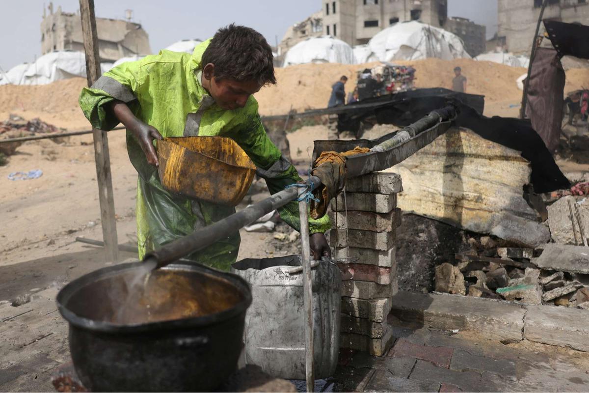 Warga Jalur Gaza Ubah Sampah Plastik Jadi Bahan Bakar