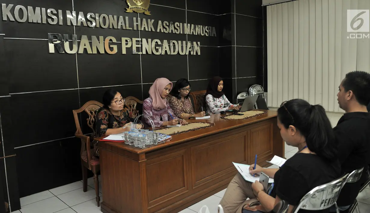 Anggota Gerakan Pita Kuning Kolaborasi Millenial Nusantara (KMN) saat melaporkan kasus meninggalkan ratusan petugas KPPS kepada anggota Tim Pemantau Pemilu Komnas HAM di Kantor Komnas HAM, Jakarta, Kamis (2/5). Gerakan Pita Kuning mendesak Komnas HAM segera membentuk TGPF. (merdeka.com/IqbalNugroho)