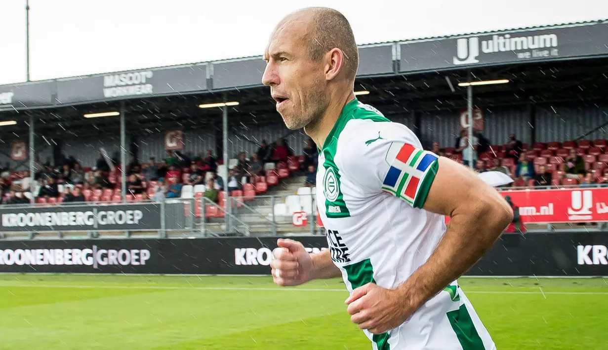 Arjen Robben memilih untuk rehat sejenak setelah kontraknya habis di Bayern Munchen pada pertengahan 2019. Ia akhirnya kembali ke lapangan hijau pada Musim Panas 2020 dengan bergabung bersama FC Groningen, klub semasa kecilnya. Robben sendiri bergabung dengan FC Gronigen sejak usia 12 tahun dengan bermain untuk akademi mudanya. Mantan pemain Timnas Belanda tersebut juga akhirnya memilih untuk pensiun di klub tersebut. (AFP/ANP/Cor Lasker)