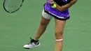 Petenis Kanada, Bianca Andreescu mengembalikan bola ke Elise Mertens dari Belgia pada perempat final AS Terbuka 2019 di USTA Billie Jean King National Tennis Center, Rabu (4/9/2019). Dara 19 tahun itu menjadi petenis remaja pertama Kanada yang lolos semifinal AS Terbuka sejak 2009. (AP/Adam Hunger)
