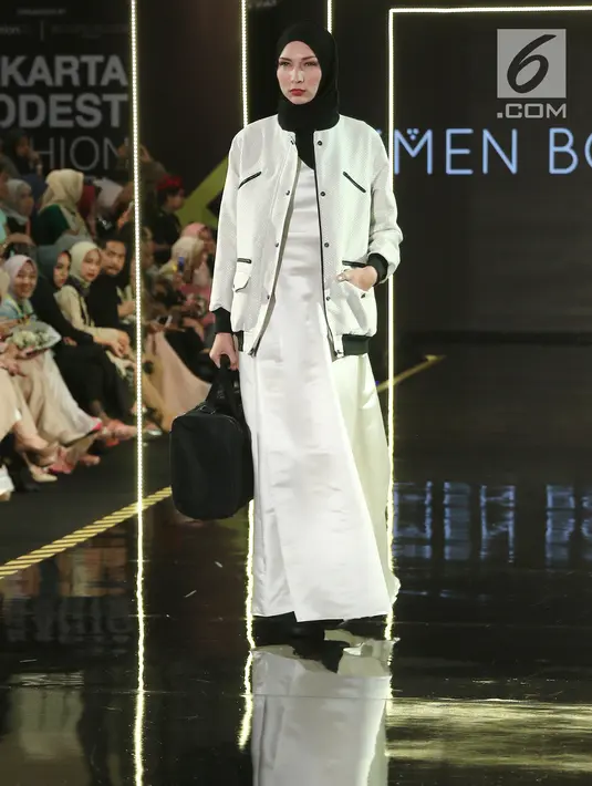 Model membawakan busana rancangan Imen Bousnina saat Jakarta Modest Fashion Week di Gandaria City, Jakarta, Minggu (29/7). (Liputan6.com/Herman Zakharia)