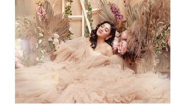 Gaun yang lembut tersebut membuat Naysila Mirdad terlihat bak putri kerajaan.