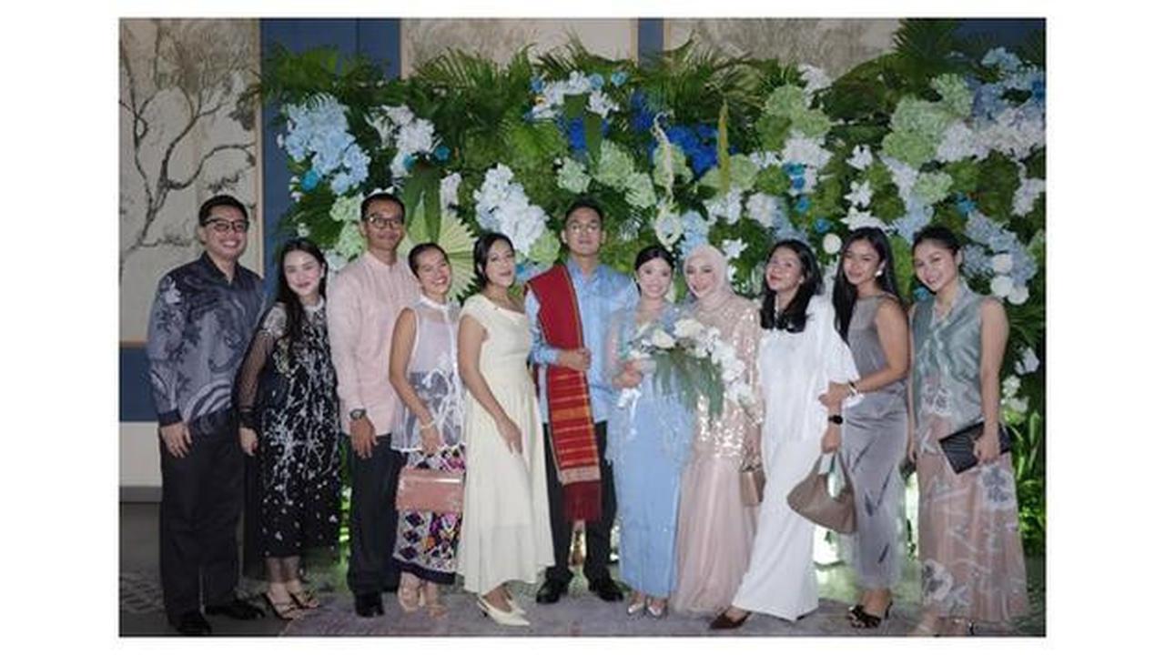 Potret Memukau Aurel Hermansyah Pakai Gamis Lace di Lamaran Adik Raditya Dika