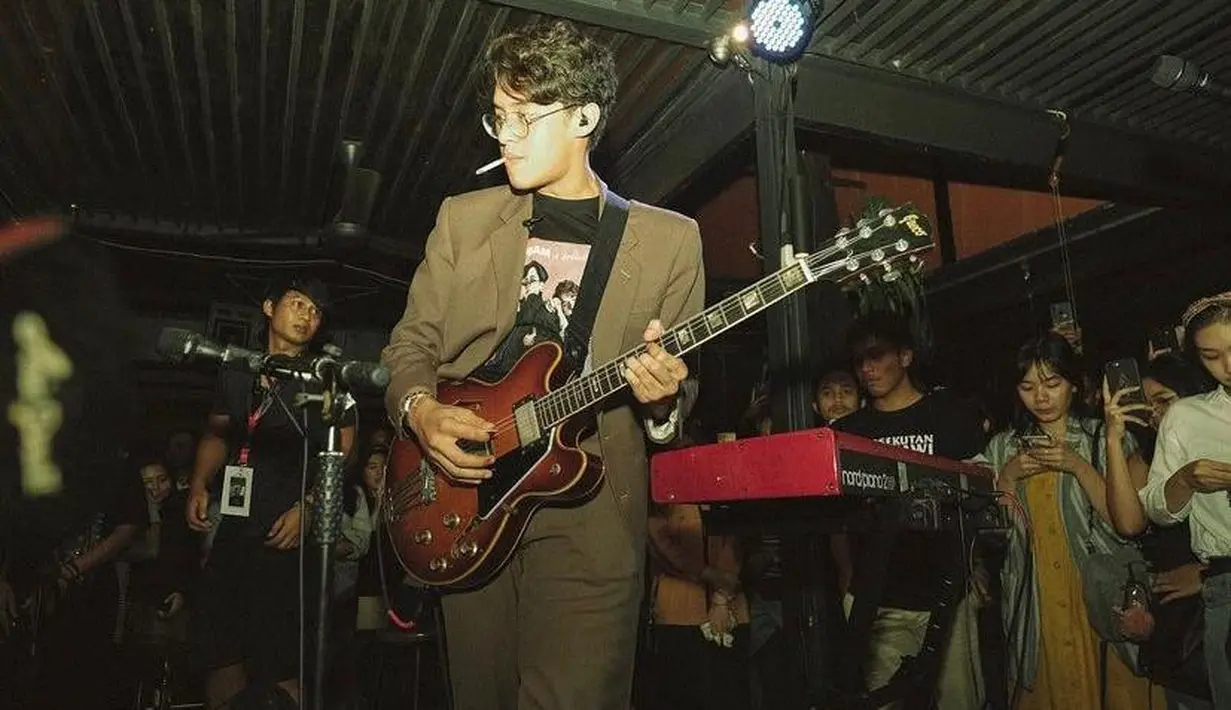 Style Ardhito saat di atas panggung dengan jas warna senada ini bisa kamu tiru, bak gaya penyanyi era 90-an! (Instagram/ardhitopramono).