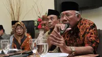 Tokoh senior PPP, Bachtiar Hamzah memberi keterangan pers di Jakarta, Kamis (18/2). Para sesepuh PPP mengajak kedua kubu yakni Djan Farid dan Romahurmuziy segera mengakhiri perseteruan dengan segera islah. (Liputan6.com/Johan Tallo)