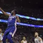 Aksi pemain Sixers, Joel Embiid (21) melakukan lay up melewati pemain Celtics pada game kedua semifinal NBA Wilayah Timur di TD Garden, Boston, (3/5/2018). Boston Celtics menang 108-103. (AP/Elise Amendola)