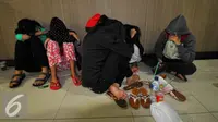 Sejumlah wanita diamankan Polda Metro Jaya terkait protitusi berkedok terapis, Jakarta, Jumat (3/7/2015). Para wanita tersebut diduga menjadi korban trafiking yang dipekerjakan sebagai PSK. (Liputan6.com/Yoppy Renato)