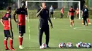 Thierry Henry mengintruksikan para pemainnya saat sesi latihan di Neerpede, Belgia (29/8). Henry yang kini bekerja sebagai komentator sepak bola di kanal televisi, telah mendapat lisensi pelatih saat menjadi manajer tim U-18 Arsenal. (REUTERS/Eric Vidal)