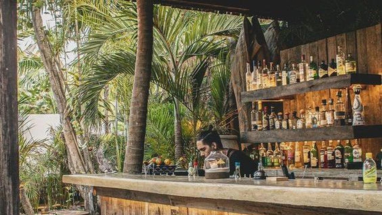 Desain Kafe Outdoor dengan Outside Bar yang Mengundang