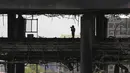 Seorang jurnalis foto mengambil gambar kantor pusat Islamic Republic of Iran Broadcasting, televisi pemerintah Iran, yang rusak di Teheran, Iran, Kamis, 19 Juni 2025. (AP Photo/Vahid Salemi)