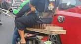 Naik ojol sambil debus, enggak kebayang kalau ada polisi tidur. (Source: instagram.com/@lambeonlen)
