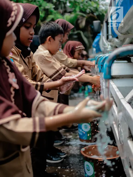 Sejumlah murid SD mengikuti kegiatan Hari Cuci Tangan Pakai Sabun Sedunia di Jakarta, Rabu (17/10). Kegiatan ini dilakukan dalam rangka memperingati hari cuci tangan pakai sabun sedunia yang jatuh setiap tanggal 15 Oktober. (Liputan6.com/Faizal Fanani)