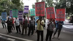 Massa menggelar aksi mendukung Permenhub Nomor 108 Tahun 2017 di depan Kementerian Perhubungan, Jakarta, Kamis (1/2). Massa menuntut pemerintah segera menerapkan Permenhub tersebut khususnya mengenai uji KIR. (Liputan6.com/Arya Manggala)