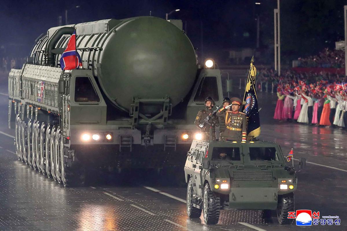 FOTO: Tampang Gahar Rudal Nuklir Korut Hwasong-20, Diklaim Bisa Menjangkau AS