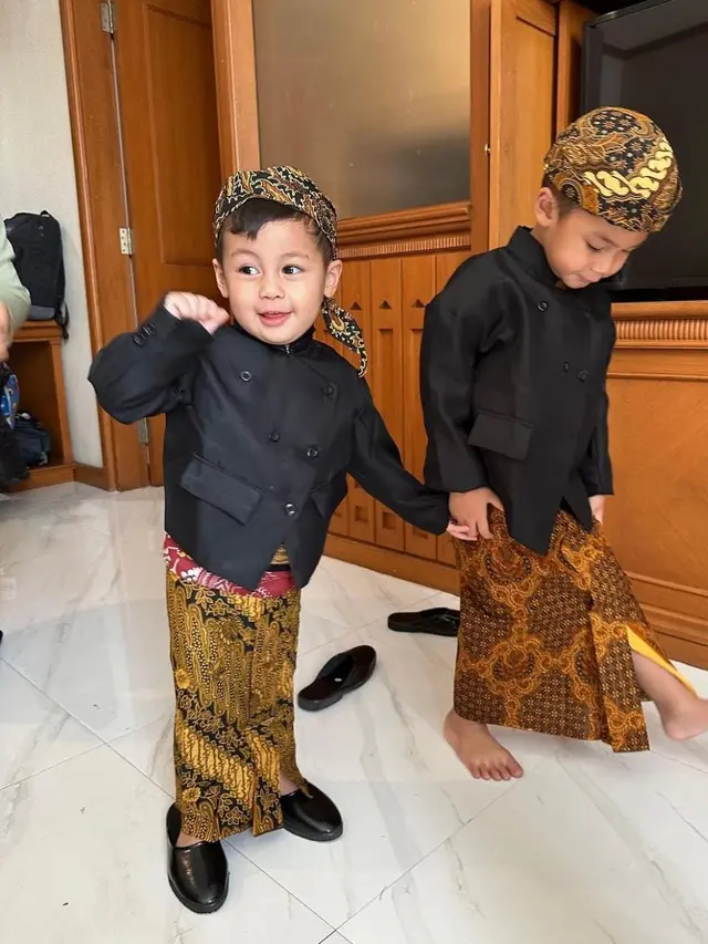 Potret Kiano Tiger Anak Baim Wong saat Mengenakan Baju Adat Jawa