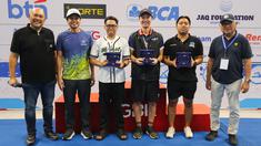 Ketua Harian PB Akuatik Indonesia, Harlin E. Rahardjo, (kedua dari kiri) memberikan plakat juara kepada Tim Millennium Aquatic Jakarta, Beast Aquatic Club Bandung dan Jaquatic Swimming Club Jakarta pada gelaran Indonesia Open Aquatic Championships (IOAC) 2025.  (Bola.com/Abdul Aziz)