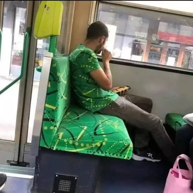 6 Momen Tak Sengaja Motif Baju Sama Dengan Kursi di Bus Ini Kocak