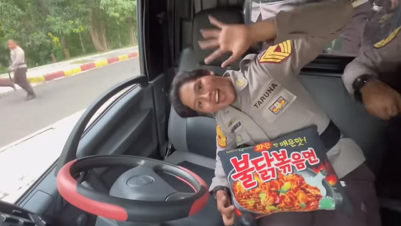 Di akhir perjalanan, dua taruni tersebut lantas memberikan ungkapan terima kasih. Ada balasan senyuman dari sang Brimob.