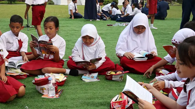 Keriuhan Pelajar Ketika Membaca di Halaman Istana