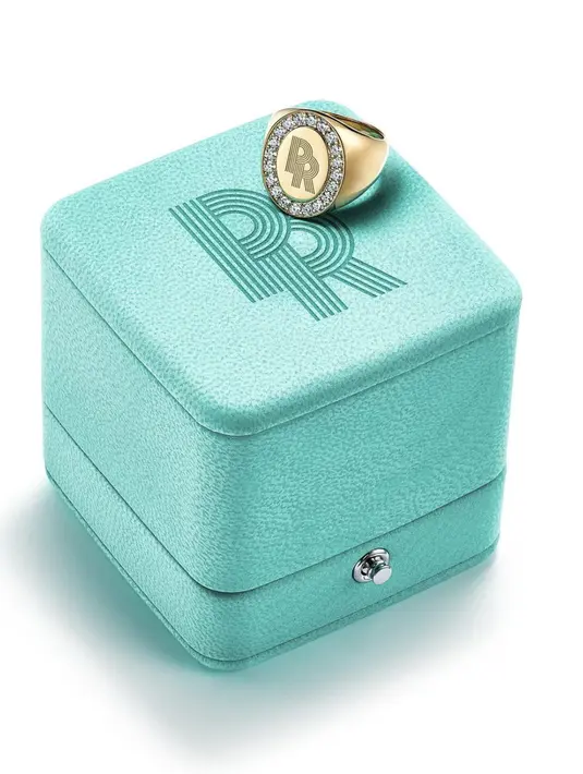 Cincin ini dirancang khusus dengan inisial Pinky Ring "PR" pada bagian tengah cincin dan diberi sentuhan mewah lewat berlian. [Foto: Tiffany & Co]