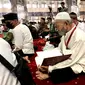 Penyandang disabilitas netra jalankan ibadah membaca Al-Quran Braille di Masjid Istiqlal Jakarta. Foto: Liputan6.com/Ade Nasihudin.