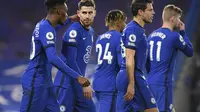 Gelandang Chelsea Jorginho dan rekan-rekannya merayakan gol ke gawang Everton dalam laga lanjutan Liga Inggris di Stamford Bridge, Selasa (9/3/2021) dini hari WIB. (Mike Hewitt/Pool via AP)