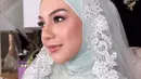 Potret detail makeup Irish Bella dari tampak samping. Complexion yang halus, tangan ajaib MUA Rara Cynthia ini dipuji netizen. Pernikahan 2019 vs 2024, penampilan artis berusia 28 tahun ini selalu bikin terkesima. Wajahnya dipoles MUA Rara Cynthia, busana yang dikenakan Irish merupakan rancangan desainer Dimas Singgih, dan jilbabnya ditata oleh Dini Azzahra. (Liputan6.com/IG/@rarachintya.mua)