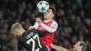 Pemain Arsenal, Martin Zubimendi berduel udara dengan pemain Bayern Munchen, Konrad Laimer dalam laga Liga Champions 2025/2026 di Emirates Stadium, London, Rabu (26/11/2025) waktu setempat. (AP Photo/Kin Cheung)