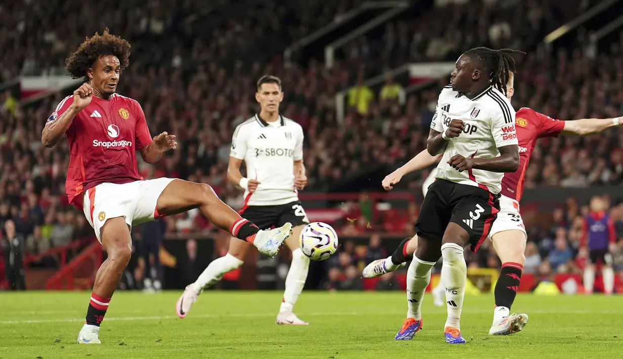 Pemain Manchester United, Joshua Zirkzee, mencetak gol ke gawang Fulham pada laga Liga Inggris di Stadion Old Trafford, Sabtu (17/8/2024). (Martin Rickett/PA via AP)