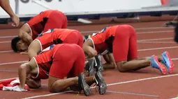 Lalu Muhammad Zohri (kanan) bersama Fadlin, Eko Rimbawan, dan Bayu Kertanegara sujud syukur usai meraih perak dalam final lari 4x100 meter cabang olahraga atletik Asian Games 2018 di Jakarta, Kamis (30/8). (AP Photo/Lee Jin-man)