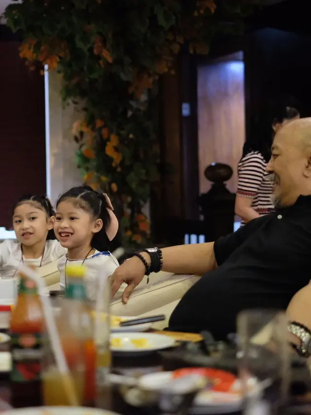 Jadi Kakek Kesayangan, Ini 6 Potret Manis Indro Warkop saat Momong Cucu