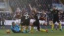 Pemain Manchester City, Sergio Aguero, saat mencetak gol pertama ke gawang Burnley dalam laga Premier League di Stadion Turf Moor, Sabtu (26/11/2016). (Action Images via Reuters/Carl Recine)