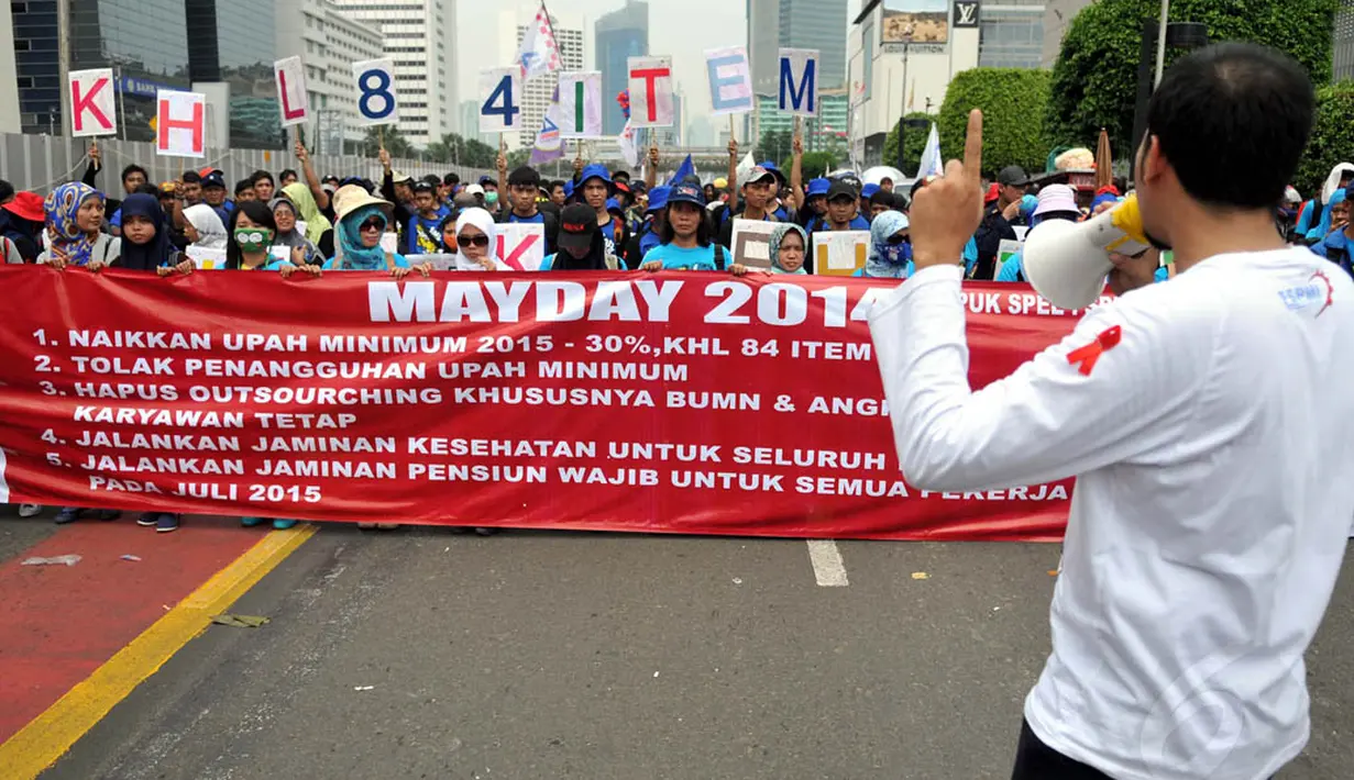 Ribuan buruh dari berbagai serikat pekerja melakukan aksi saat peringatan Hari Buruh Internasional di Jalan MH Thamrin, Jakarta, Kamis (1/5/14). (Liputan6.com/Johan Tallo)