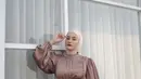 Dinda Hauw tampil anggun memakai dress mocca dengan hijab krem