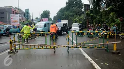 Polresta Bekasi Kota dan Dishub Kota Bekasi menutup ruas Jalan Kalimalang dari arah Jakarta menuju Bekasi dan sebaliknya, Senin (20/2). Ini dikarenakan ruas jalan tersebut masih terendam air dengan ketinggian di atas 60 cm. (Liputan6.com/Gempur M Surya)