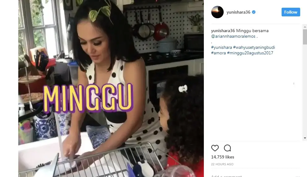 Yuni Shara juga mengajarkan cara mencuci piring yang benar (Foto: Instagram)