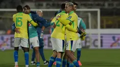 Para pemain Brasil merayakan kemenangan pada Kualifikasi Piala Dunia FIFA 2026 zona Amerika Selatan melawan Chili dan Brasil, di stadion Nasional, Santiago, pada Kamis 10 Oktober 2024 atau Jumat(11/10/2024) pagi WIB. (Rodrigo ARANGUA/AFP)