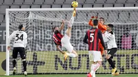 Penyerang AC Milan, Zlatan Ibrahimovic melakukan tendangan salto saat bertanding melawan Spezia pada pertandingan lanjutan Liga Serie A Italia di stadion Alberto Picco di La Spezia, Italia, Minggu (14/2/2021). Spezia menang atas AC Milan 2-0. (Tano Pecoraro / LaPresse via AP)