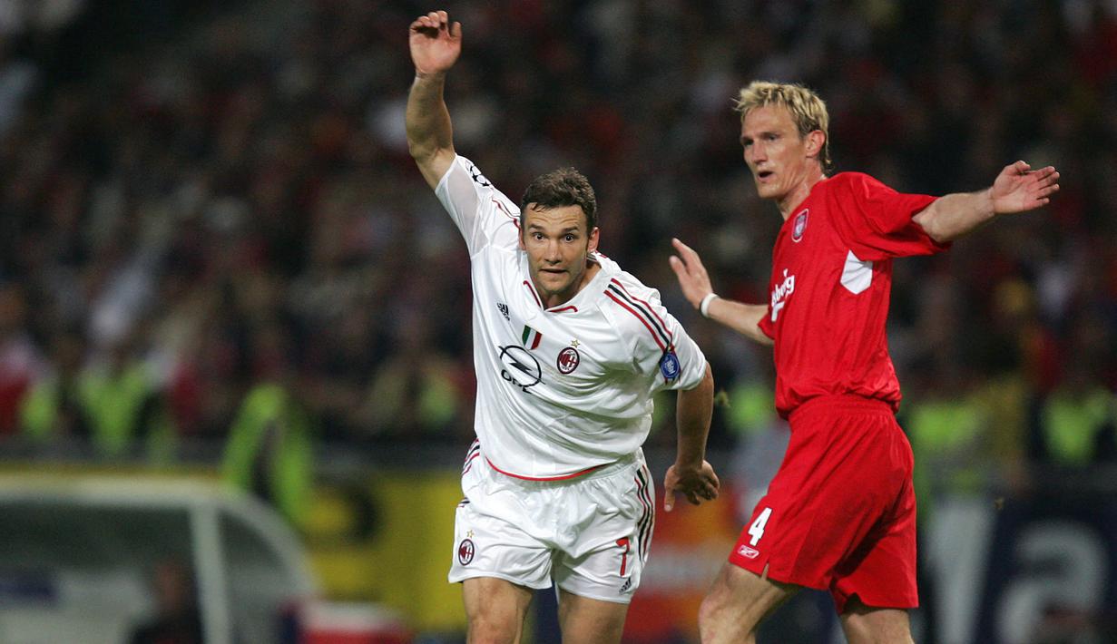 Sami Hyypia. Bek tengah Finlandia yang kini berusia 48 tahun dan telah pensiun pada Juli 2011 bersama Bayer Leverkusen ini dilepas gratis Liverpool ke Bayer Leverkusen pada awal musim 2009/2010 lalu setelah berseragam the Reds selama 10 musim. Ia didatangkan Liverpool di awal musim 1999/2000 dari Willem II dengan nilai transfer 3,9 juta euro. Ia berperan penting di lini pertahanan saat Liverpool menjuarai Liga Champions 2004/2005 dengan melakukan comeback gemilang atas AC Milan. Bersama Liverpool ia total tampil dalam 464 laga di semua ajang dengan torehan 35 gol dan 12 assist. (AFP/Tarik Tinazay)