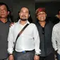 (Ki-ka) Youngki RM, Wahyu WHL, Ryan Kyoto dan Papa T. Bob mendatangi Bareskrim, Jakarta, Selasa (11/3/2015) Kedatangan mereka untuk melaporkan 3 brand karoke Puppy dalam pelanggaran hak cipta bidang penggandaan. (Liputan6.com/Helmi Afandi) 