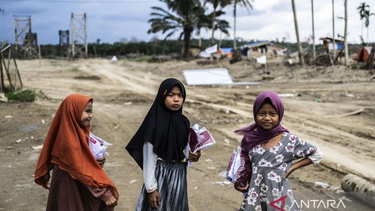 Penyintas Bencana di Aceh Timur Bangun Hunian Sementara Mandiri Akibat Isolasi Wilayah