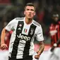 Mario Mandzukic membuka keran gol Juventus pada menit ke-8 pada lanjutan laga serie a yang berlangsung di stadion San Siro, Milan (12/11). Juventus kalahkan AC Milan 2-0. (AFP/Marco Bertorello)