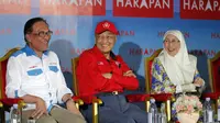 Anwar Ibrahim dan PM Mahathir Mohamad berkampanye bersama pada Senin, 8 Oktober 2018 (AP/Vincent Thian)