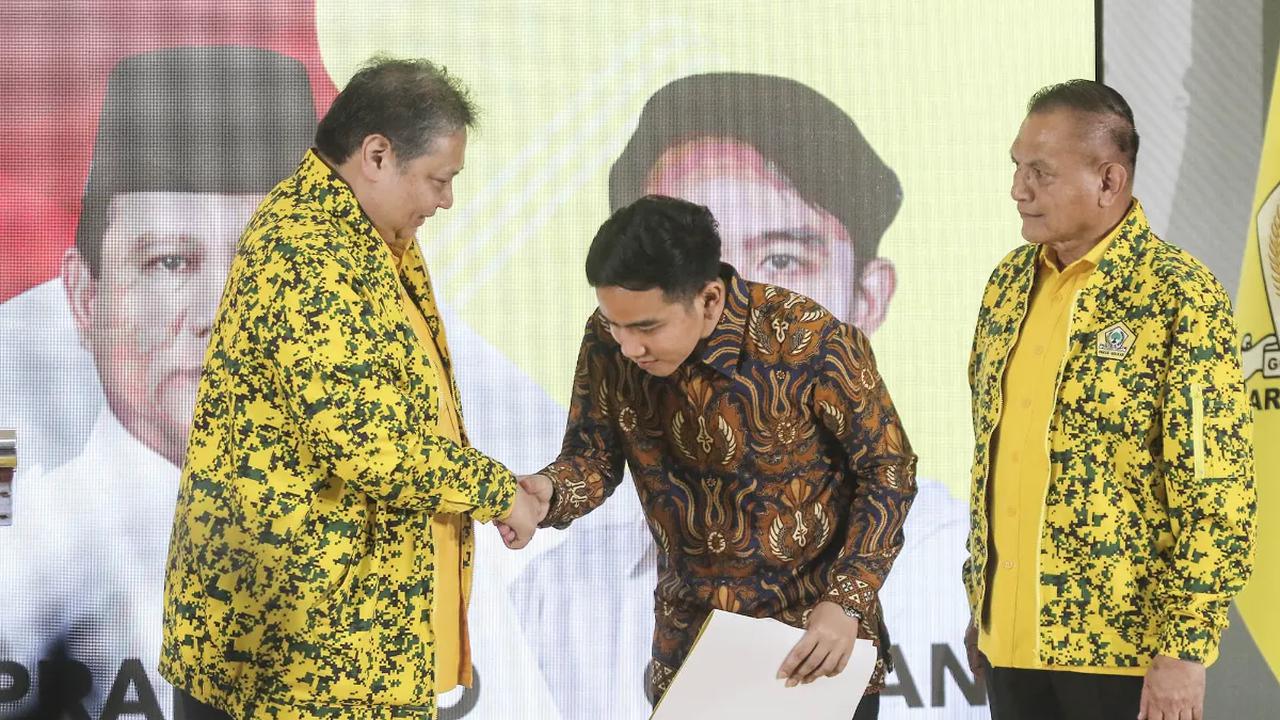 Dia menyebut MKMK telah memutuskan sanksi-sanksi untuk para hakim konstitusi, mulai dari teguran tertulis hingga pemberhentian dengan hormat. <br>