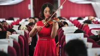 Mini Orkestra di Pesawat Bikin Penumpang Terpukau