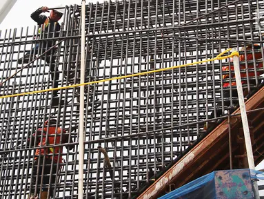 Pekerja tengah mengerjakan proyek pembangunan infrastruktur di Jakarta, Senin (18/9). Badan Pusat Statistik menyebutkan upah harian buruh bangunan (tukang bukan mandor) pada Agustus 2017 sebesar Rp 84.362 per hari. (Liputan6.com/Angga Yuniar)