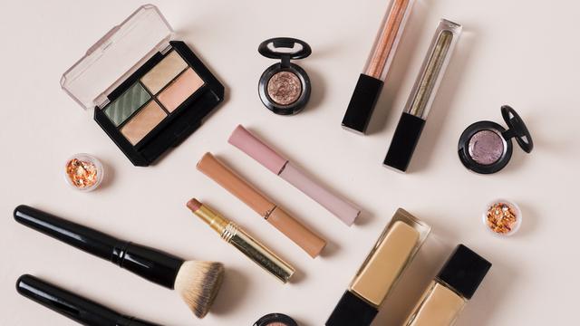 Cermati Kandungan Makeup