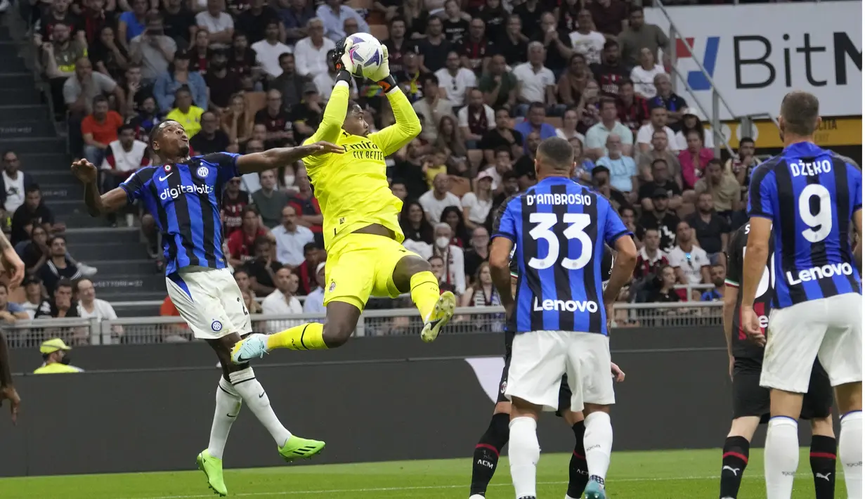 Penjaga gawang AC Milan, Mike Maignan menyelamatkan bola saat bertanding melawan Inter Milan pada pertandingan lanjutan Liga Serie A Italia di stadion San Siro di Milan, Italia, Sabtu (3/9/2022). Dengan kemenangan ini, AC Milan berhasil naik ke peringkat dua dengan 10 poin. (AP Photo/Luca Bruno)